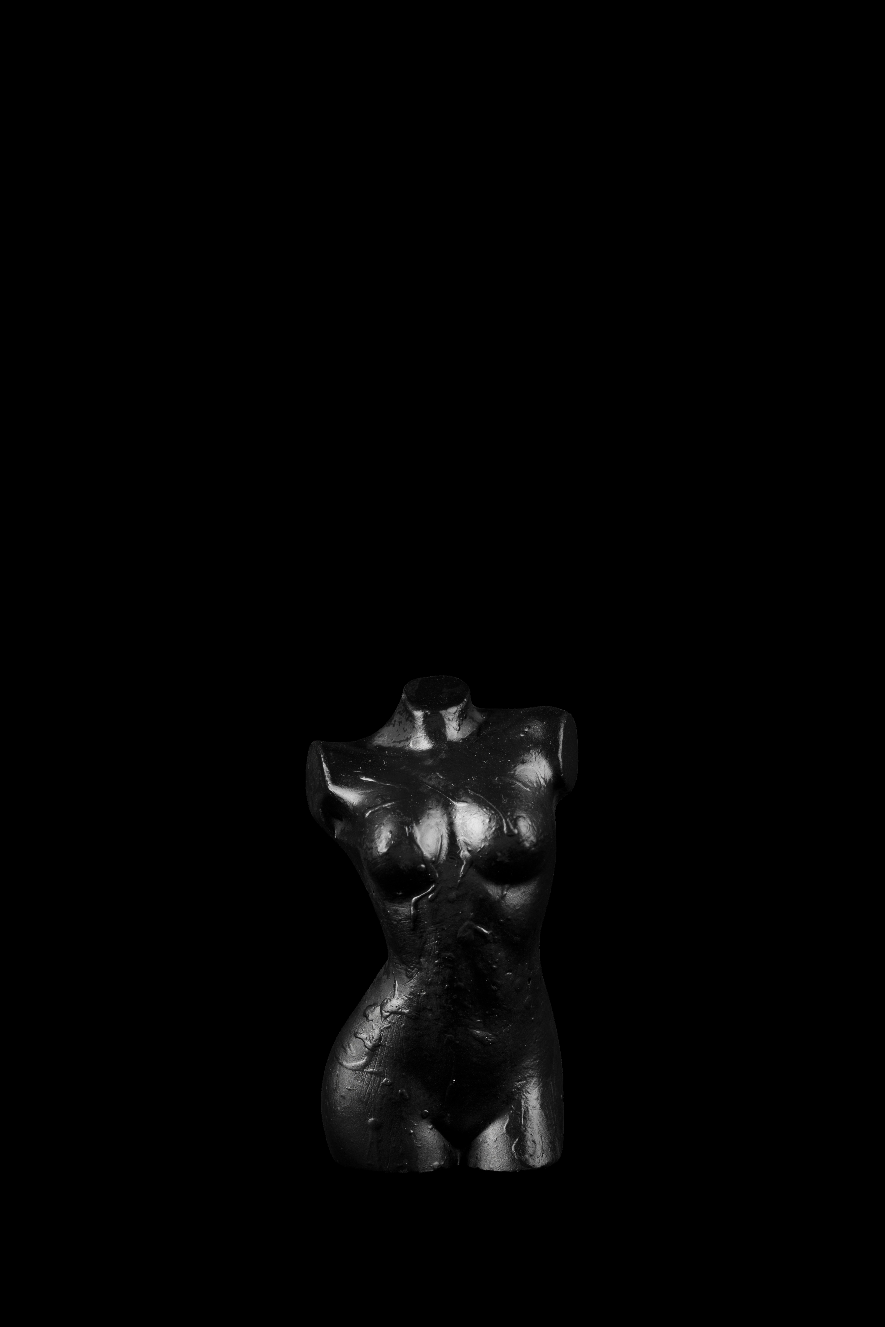 Illustrazione del busto con punti tapping su clavicole e addome